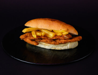 Panino con Cotoletta di pollo e patatine fritte