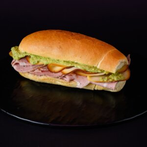 Panino con Mortadella, Pesto di pistacchio e Scamorza affumicata
