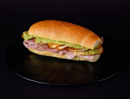 Panino con Mortadella, Pesto di pistacchio e Scamorza affumicata