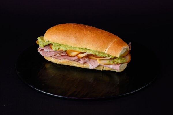 Panino con Mortadella, Pesto di pistacchio e Scamorza affumicata