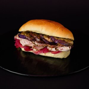 Panino con Melanzane grigliate, Cipolla caramellata e Porchetta