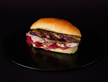 Panino con Melanzane grigliate, Cipolla caramellata e Porchetta