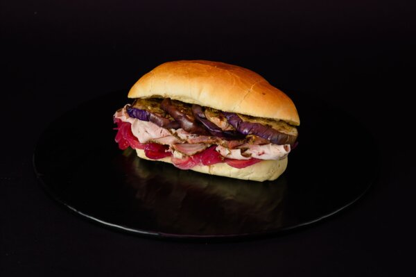 Panino con Melanzane grigliate, Cipolla caramellata e Porchetta