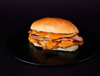 Panino con Pollo panato, Cheddar e Bacon tostato