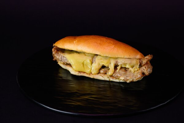 Panino con Salsiccia grigliata, Bacon tostato ed Emmental