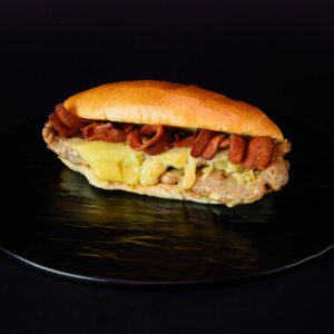 Panino con Salsiccia grigliata, Bacon tostato ed Emmental