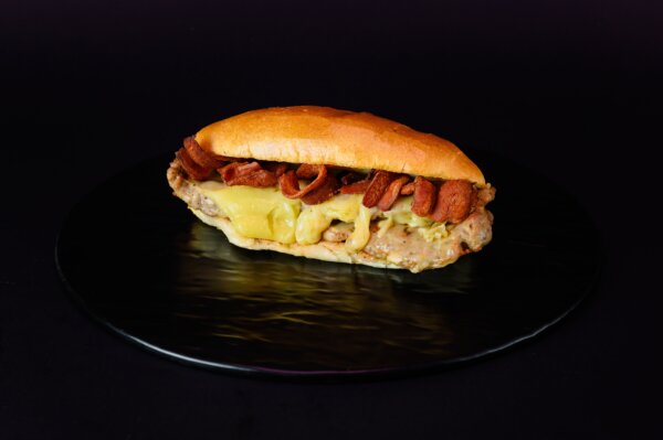 Panino con Salsiccia grigliata, Bacon tostato ed Emmental