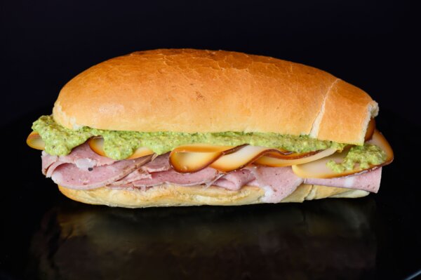 Panino con Mortadella, Pesto di pistacchio e Scamorza affumicata