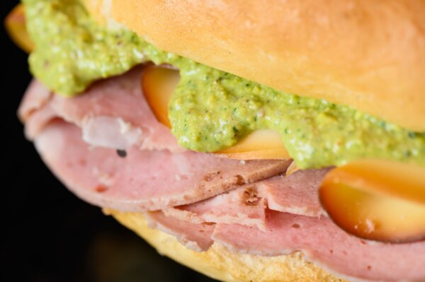 Panino con Mortadella, Pesto di pistacchio e Scamorza affumicata