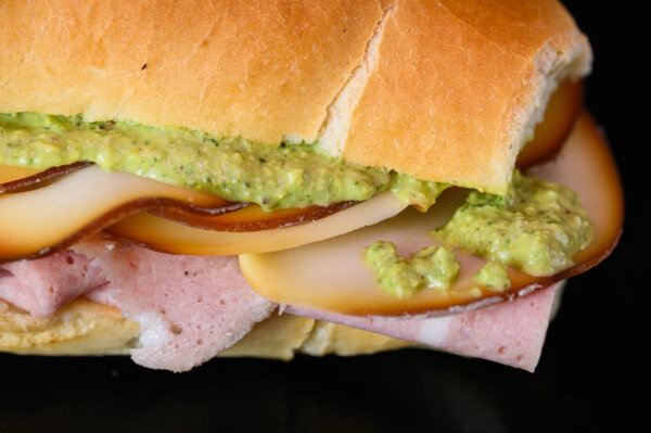 Panino con Mortadella, Pesto di pistacchio e Scamorza affumicata