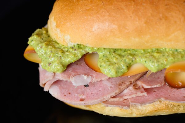 Panino con Mortadella, Pesto di pistacchio e Scamorza affumicata