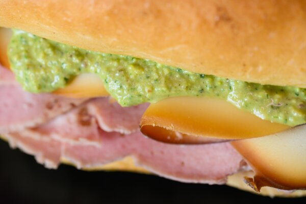 Panino con Mortadella, Pesto di pistacchio e Scamorza affumicata