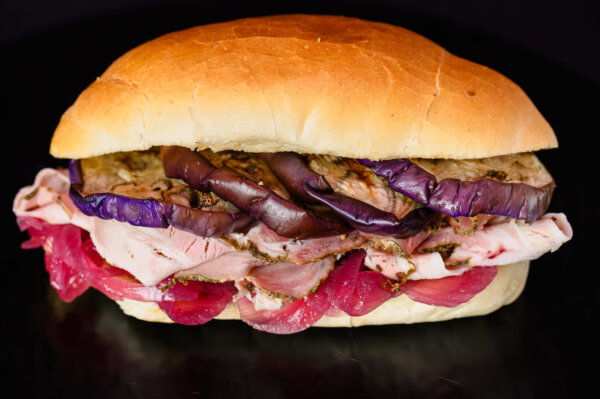 Panino con Melanzane grigliate, Cipolla caramellata e Porchetta
