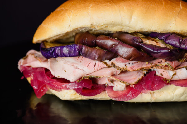 Panino con Melanzane grigliate, Cipolla caramellata e Porchetta