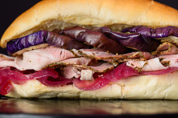 Panino con Melanzane grigliate, Cipolla caramellata e Porchetta