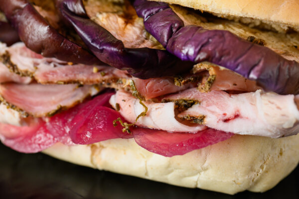 Panino con Melanzane grigliate, Cipolla caramellata e Porchetta