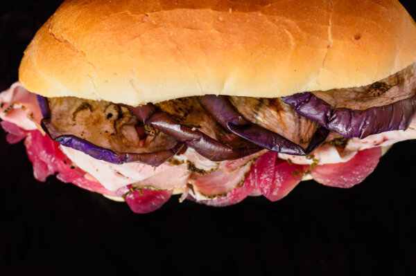 Panino con Melanzane grigliate, Cipolla caramellata e Porchetta