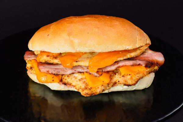 Panino con Pollo panato, Cheddar e Bacon tostato