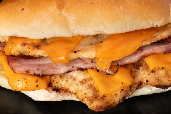 Panino con Pollo panato, Cheddar e Bacon tostato