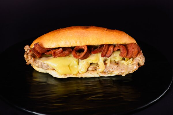 Panino con Salsiccia grigliata, Bacon tostato ed Emmental