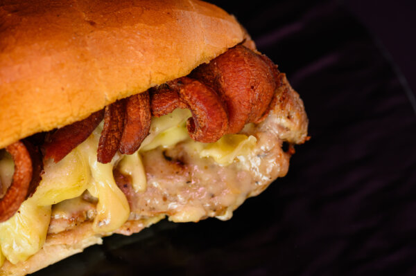 Panino con Salsiccia grigliata, Bacon tostato ed Emmental