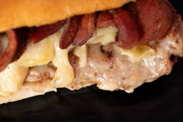 Panino con Salsiccia grigliata, Bacon tostato ed Emmental
