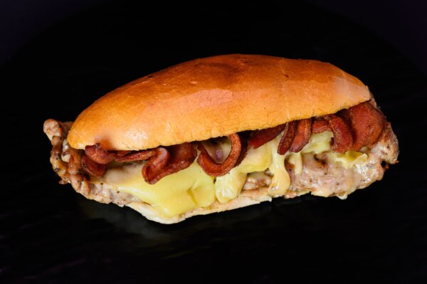 Panino con Salsiccia grigliata, Bacon tostato ed Emmental